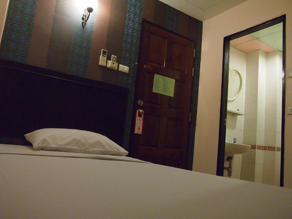 Four Sons Inn Bangkok Pokoj fotografie